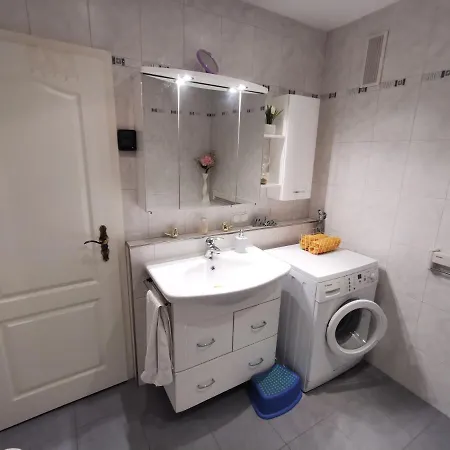 Apartment Schoene 3-zimmer Erdgeschosswohnung Am Bergpark,unesco,therme,train, Wilhelmshoeher Allee 329