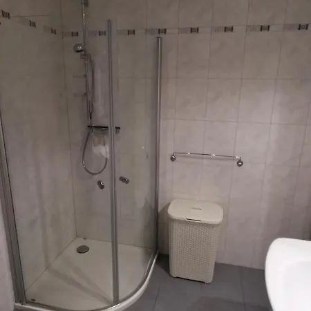 Apartment Schoene 3-zimmer Erdgeschosswohnung Am Bergpark,unesco,therme,train, Wilhelmshoeher Allee 329