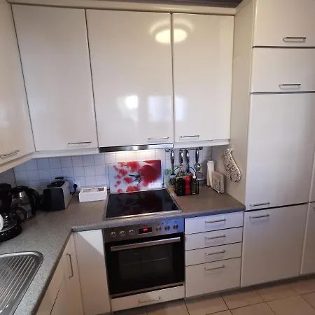 Apartment Schoene 3-zimmer Erdgeschosswohnung Am Bergpark,unesco,therme,train, Wilhelmshoeher Allee 329